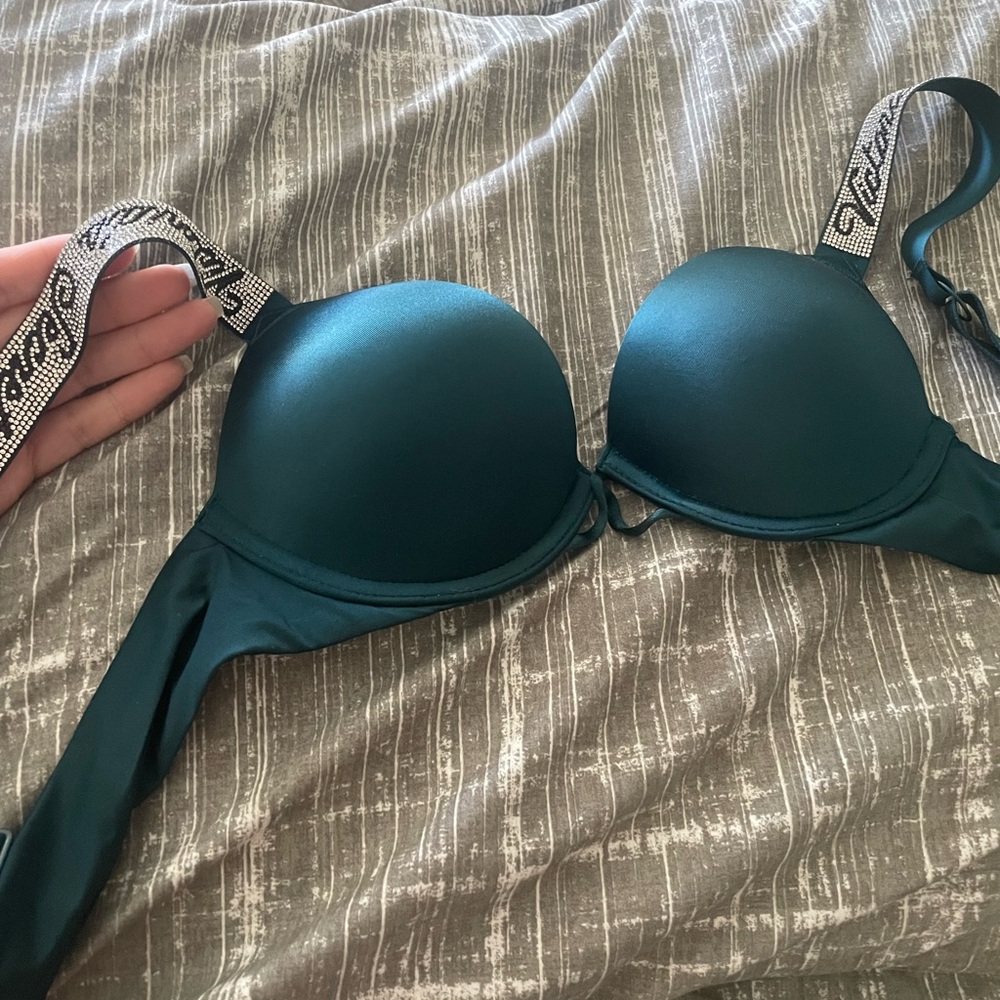Emerald green bombshell